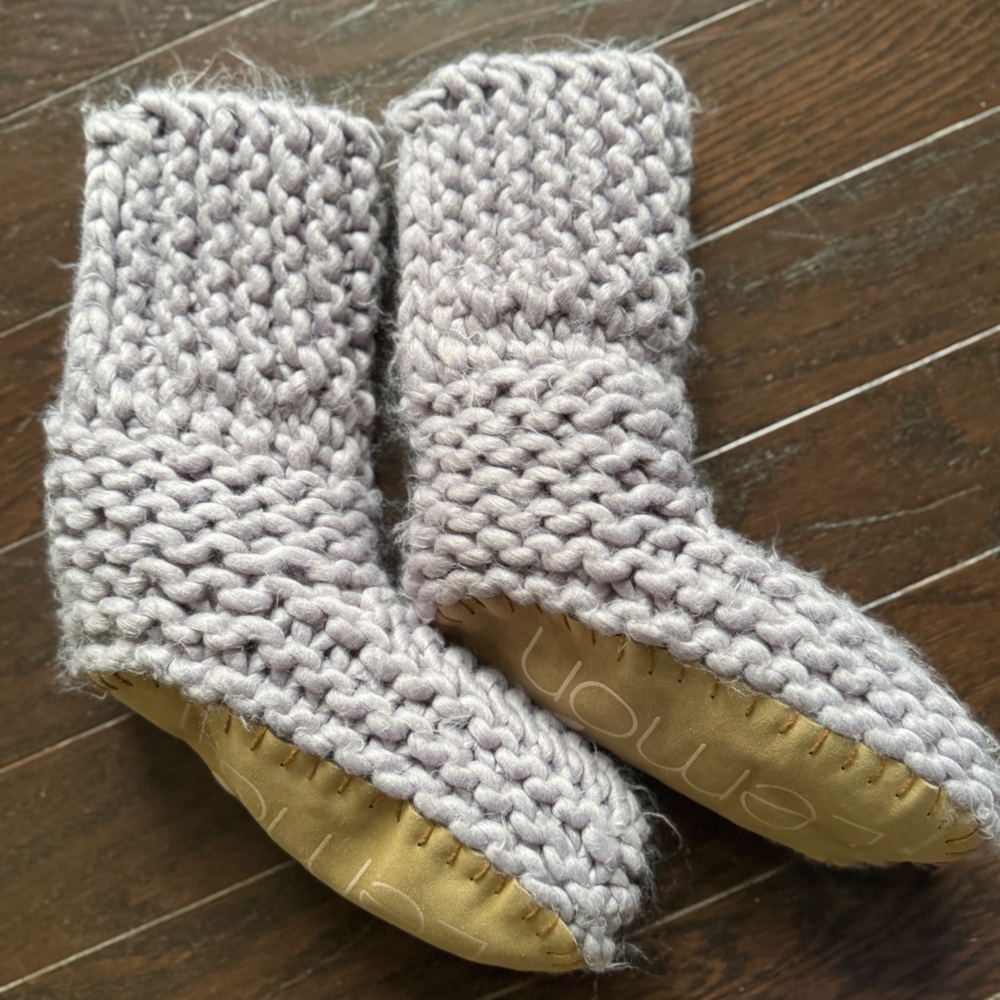Lemon knit socks in purple lavender size 7